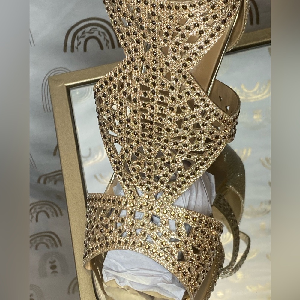 NWT Gold Textured Metallic Heels - Picture 3 of 13